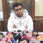 आगरा जिलाधिकारी अरविंद मलप्पा बंगारी मतदाता सूची पुनरीक्षण अभियान की जानकारी देते हुए