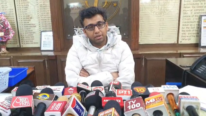 आगरा जिलाधिकारी अरविंद मलप्पा बंगारी मतदाता सूची पुनरीक्षण अभियान की जानकारी देते हुए