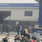 आगरा में टाटा मोटर्स वर्कशॉप पर इनकम टैक्स विभाग के छापे की तस्वीर।