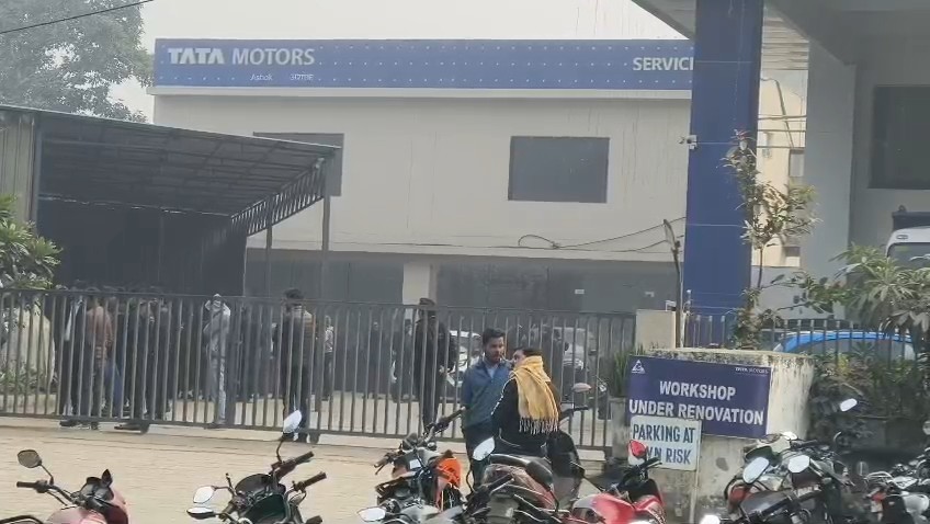 आगरा में टाटा मोटर्स वर्कशॉप पर इनकम टैक्स विभाग के छापे की तस्वीर।