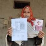 बलिया के रघुनापुर में लापता बेटे विशाल वर्मा की तलाश में रोते हुए पिता रामाश्रय वर्मा।