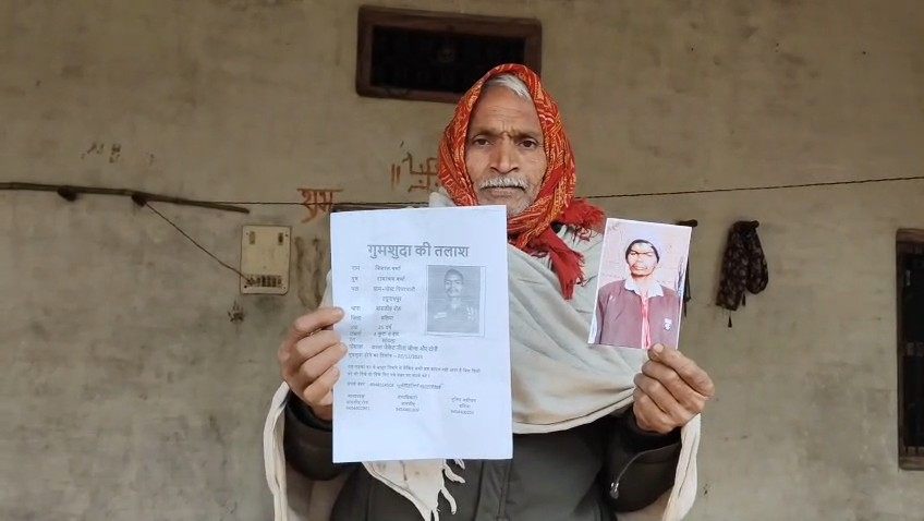 बलिया के रघुनापुर में लापता बेटे विशाल वर्मा की तलाश में रोते हुए पिता रामाश्रय वर्मा।