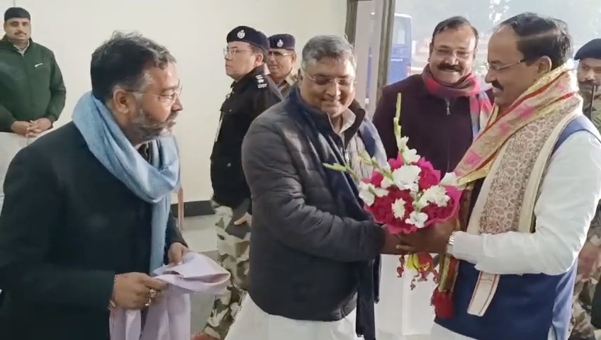 उत्तर प्रदेश के उपमुख्यमंत्री केशव प्रसाद मौर्य आगरा में समीक्षा बैठक के दौरान ग्रामीण विकास योजना 'वीवी जी राम जी' की घोषणा करते हुए।