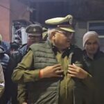 एटा में प्रेमी युगल की हत्या के बाद गांव में पुलिस जांच करती हुई, ऑनर किलिंग का शक।