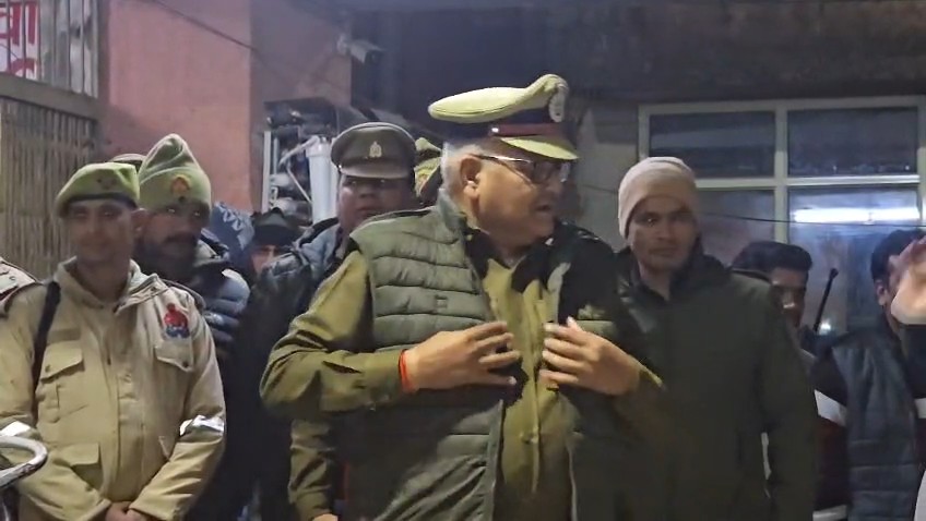 एटा में प्रेमी युगल की हत्या के बाद गांव में पुलिस जांच करती हुई, ऑनर किलिंग का शक।