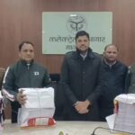 गाजीपुर में जिला निर्वाचन अधिकारी द्वारा राजनीतिक दलों के प्रतिनिधियों को ड्राफ्ट मतदाता सूची सौंपना।