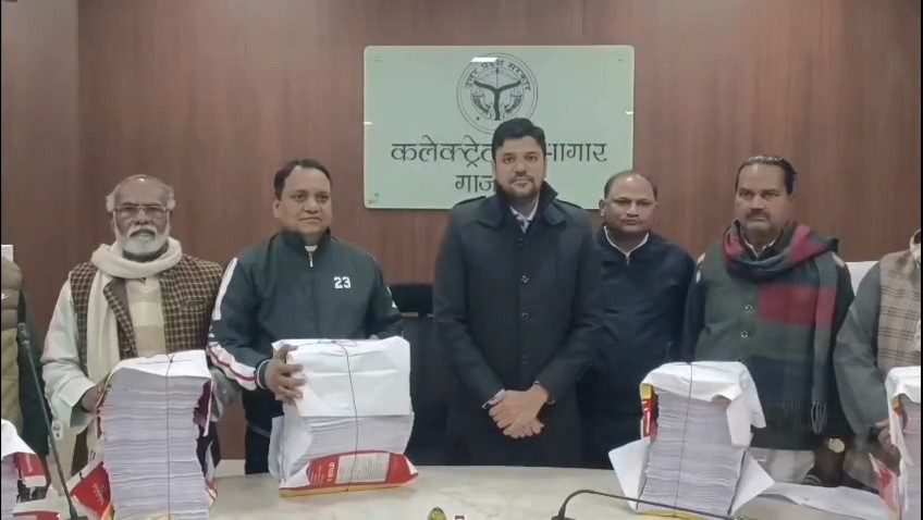 गाजीपुर में जिला निर्वाचन अधिकारी द्वारा राजनीतिक दलों के प्रतिनिधियों को ड्राफ्ट मतदाता सूची सौंपना।