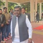 हमीरपुर कलेक्ट्रेट सभागार में विधान परिषद समिति द्वारा विकास कार्यों की समीक्षा बैठक करते अधिकारी।