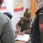 मथुरा गोवर्धन बाईपास पर हुए भीषण सड़क हादसे में पलटा हुआ ओवरलोड यात्री टेम्पो।