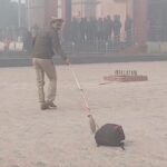 मऊ रेलवे स्टेशन पर संदिग्ध लावारिस बैग की जांच करती पुलिस और सुरक्षाकर्मी