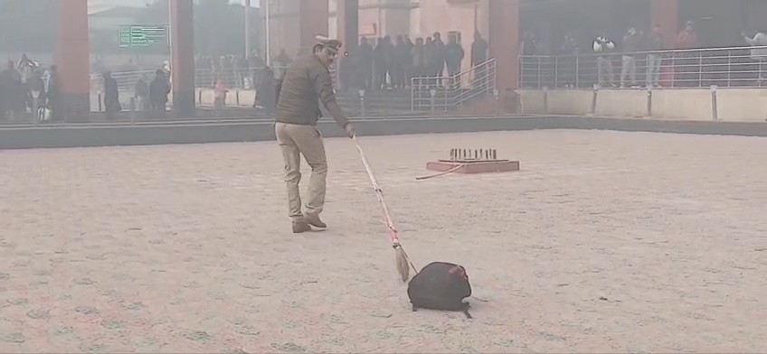 मऊ रेलवे स्टेशन पर संदिग्ध लावारिस बैग की जांच करती पुलिस और सुरक्षाकर्मी