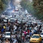 ईरान में महंगाई और बेरोजगारी के विरोध में सड़कों पर आगजनी करते और सुरक्षाबलों से भिड़ते प्रदर्शनकारी।