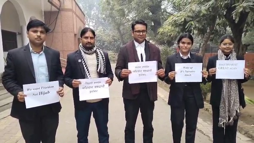 न्यूयॉर्क के मेयर ज़ोहरान ममदानी के उमर खालिद पर दिए गए बयान के विरोध में भारत में प्रदर्शन।