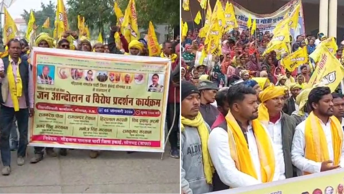 सोनभद्र में जिलाधिकारी कार्यालय के बाहर कंपनियों के विस्थापन प्रोजेक्टों के खिलाफ प्रदर्शन करते आदिवासी और गोंडवाना गणतंत्र पार्टी के कार्यकर्ता।