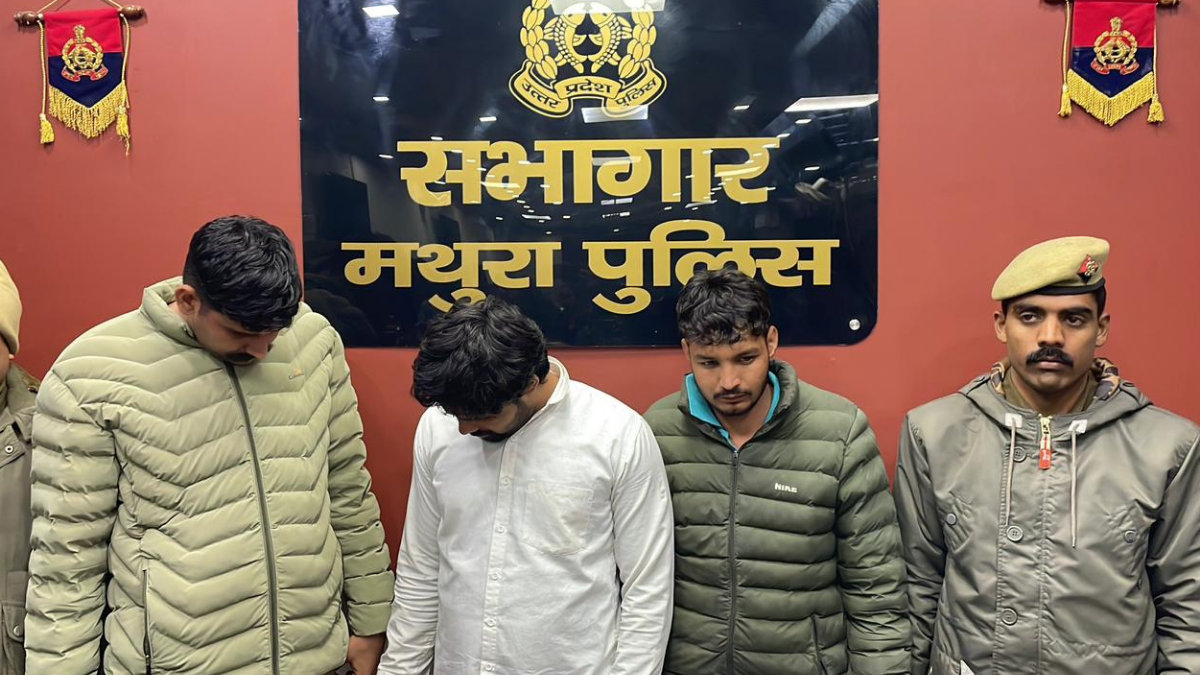 मथुरा रेलवे स्टेशन पर हुई लूटपाट की घटना, जहां पुलिस की वर्दी में आए बदमाशों ने सराफा व्यापारी को निशाना बनाया।